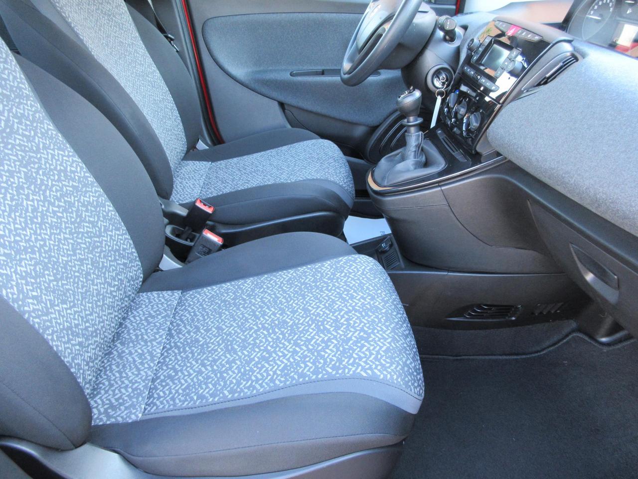 Lancia Ypsilon 1.0 firefly hybrid Silver s&s 70cv