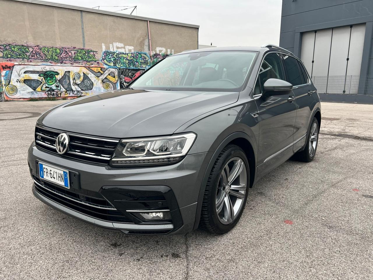 Volkswagen Tiguan 1.6 TDI SCR Sport BlueMotion R-LINE