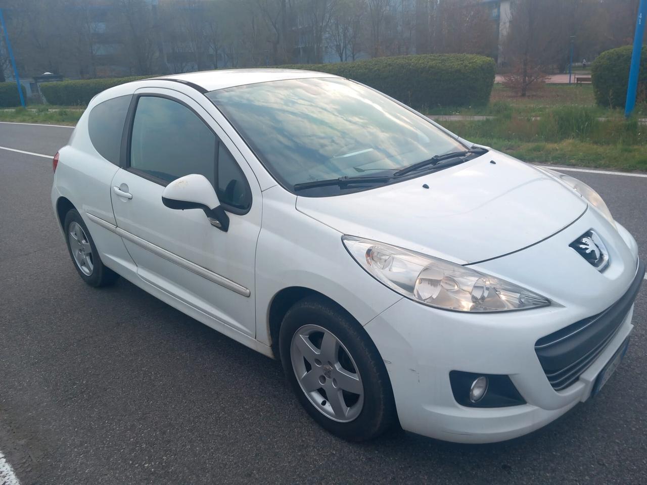PEUGEOT 207 1,4 BENZINA- OK NEOPATENTATI