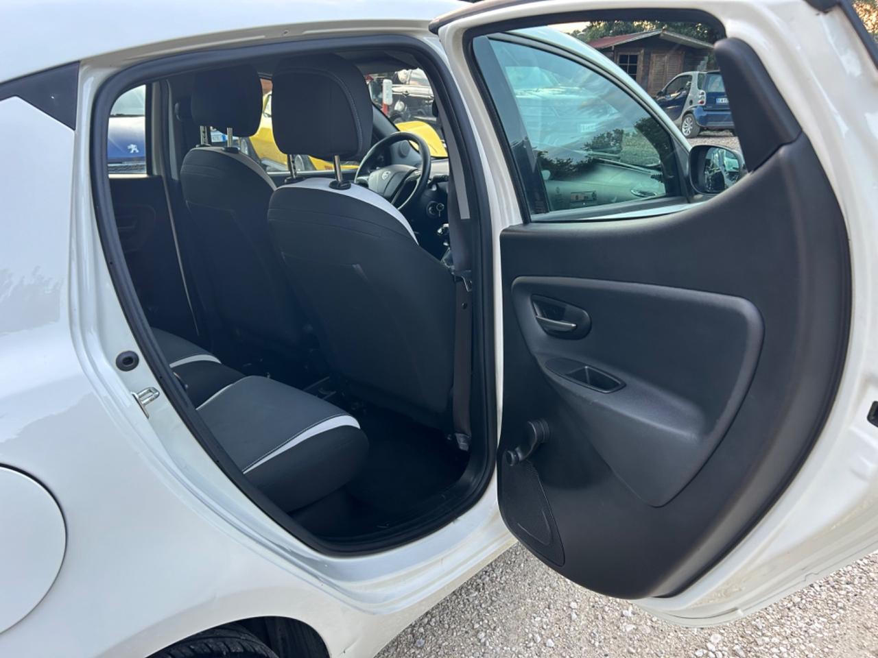 Lancia Ypsilon 1.2 69 CV 5 porte Silver