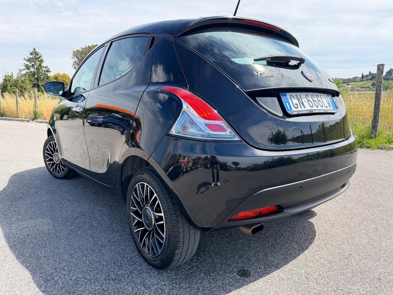 Lancia Ypsilon 1.0 FireFly 5 porte S&S Hybrid Gold