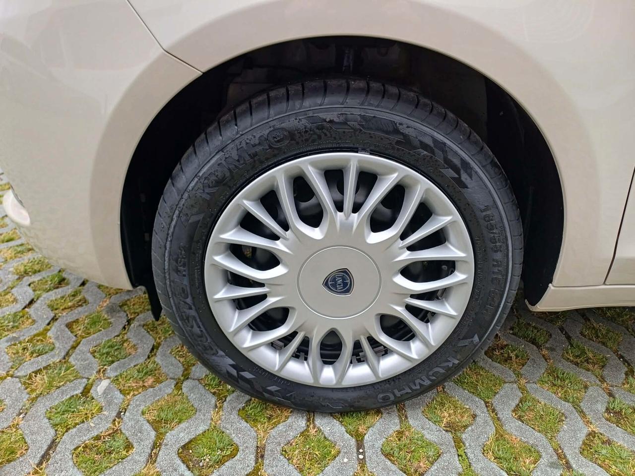 Lancia Ypsilon 1.2 69 CV 5 porte GPL Ecochic Silver