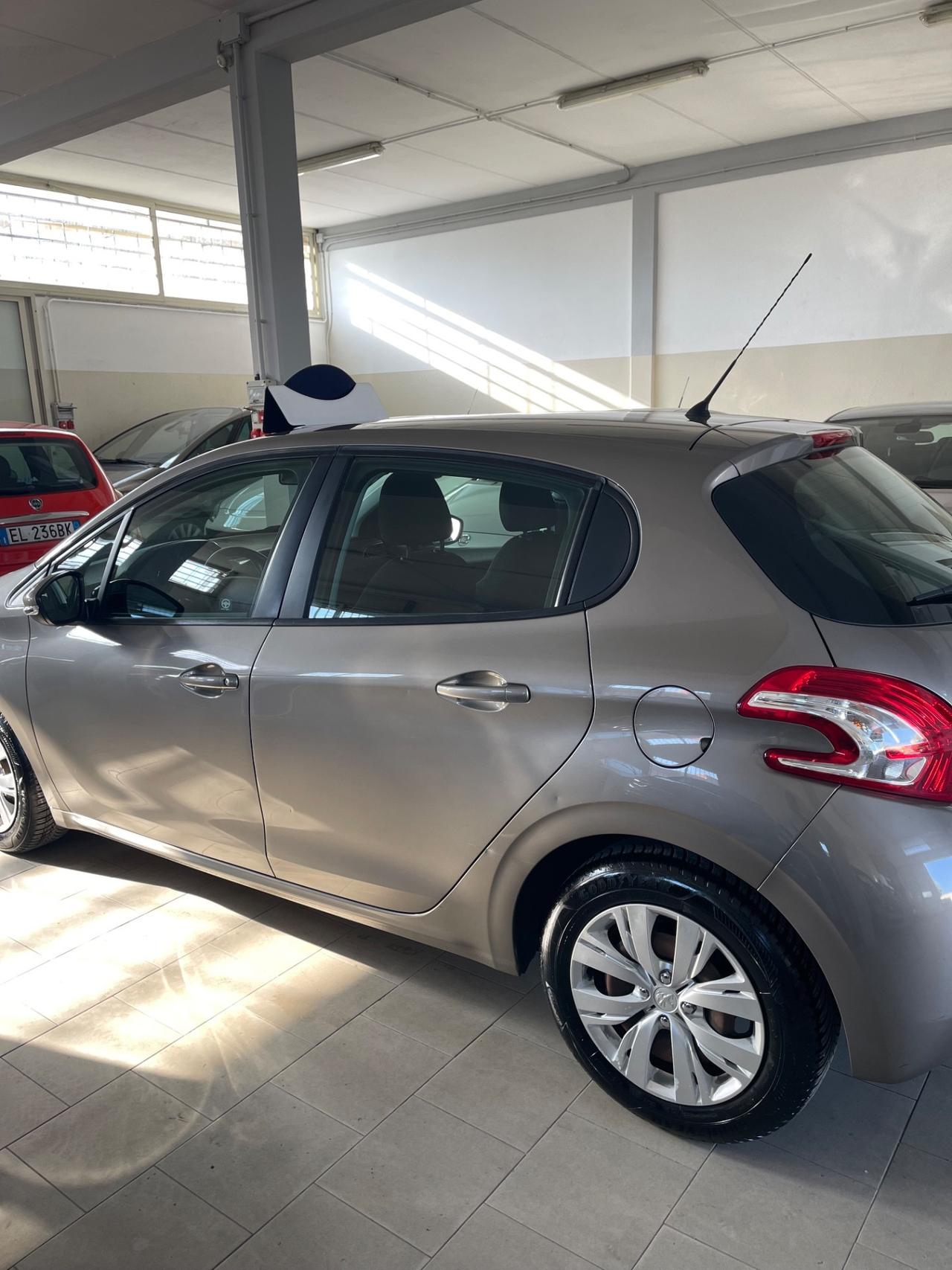 Peugeot 208 1.4 HDi 68 CV 5 porte Allure