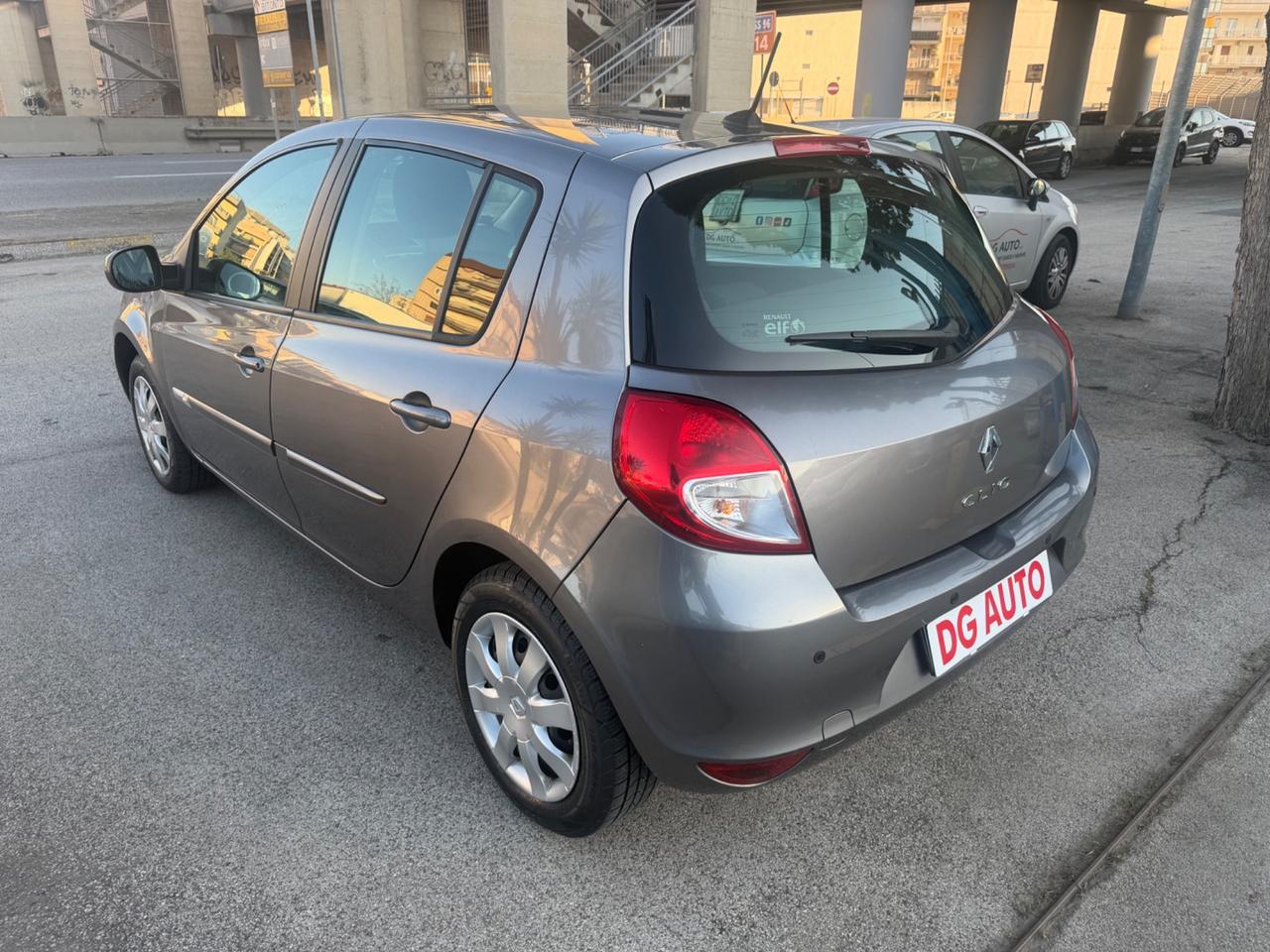 Renault Clio 1.2 benzina 75 cavalli 2012 navigatore