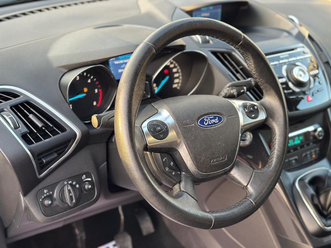 Ford Kuga 2014 2.0 TDCI 140 CV 4WD Titanium DA VETRINA