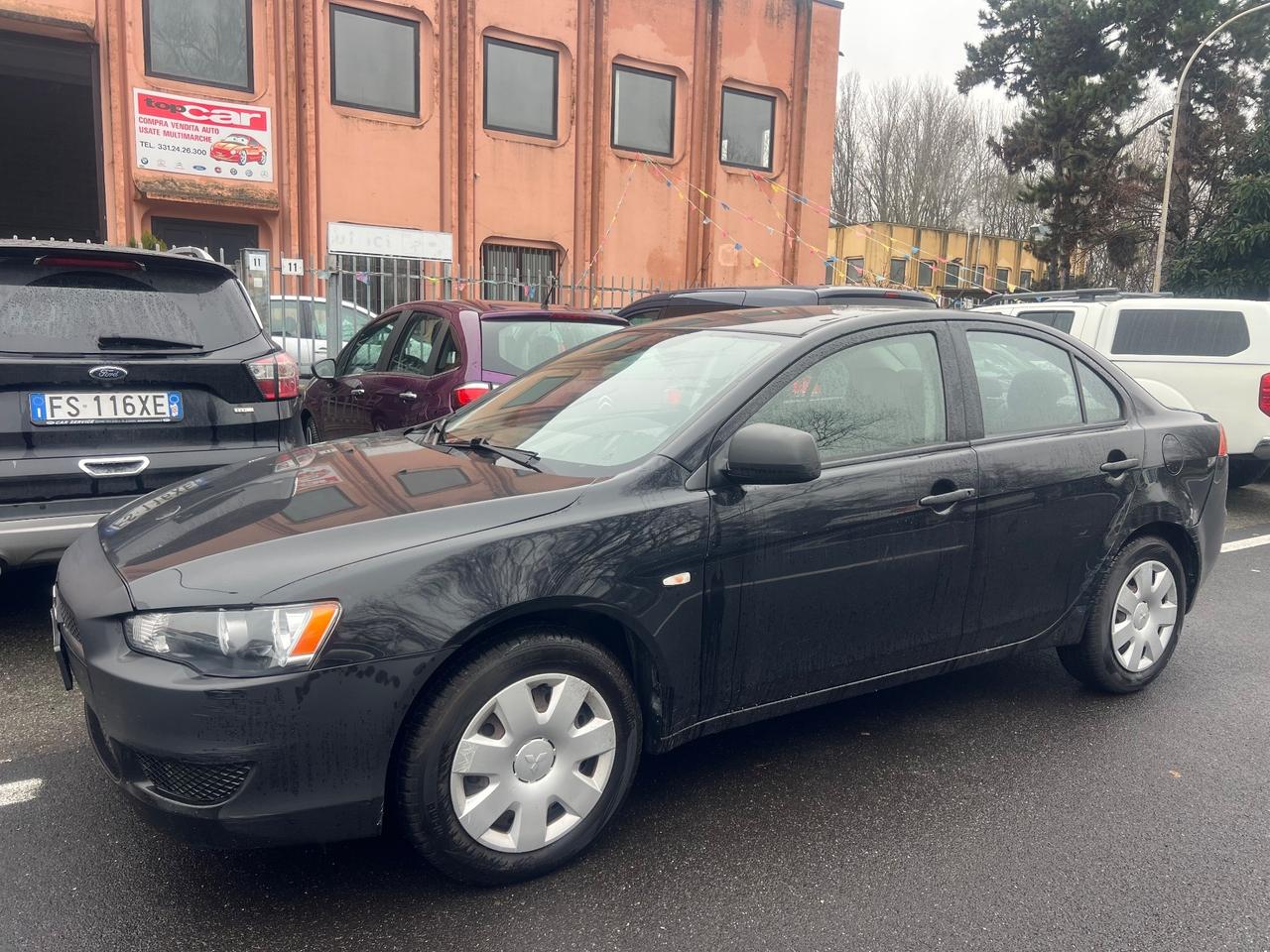 Mitsubishi Lancer 1.5 4p. Invite