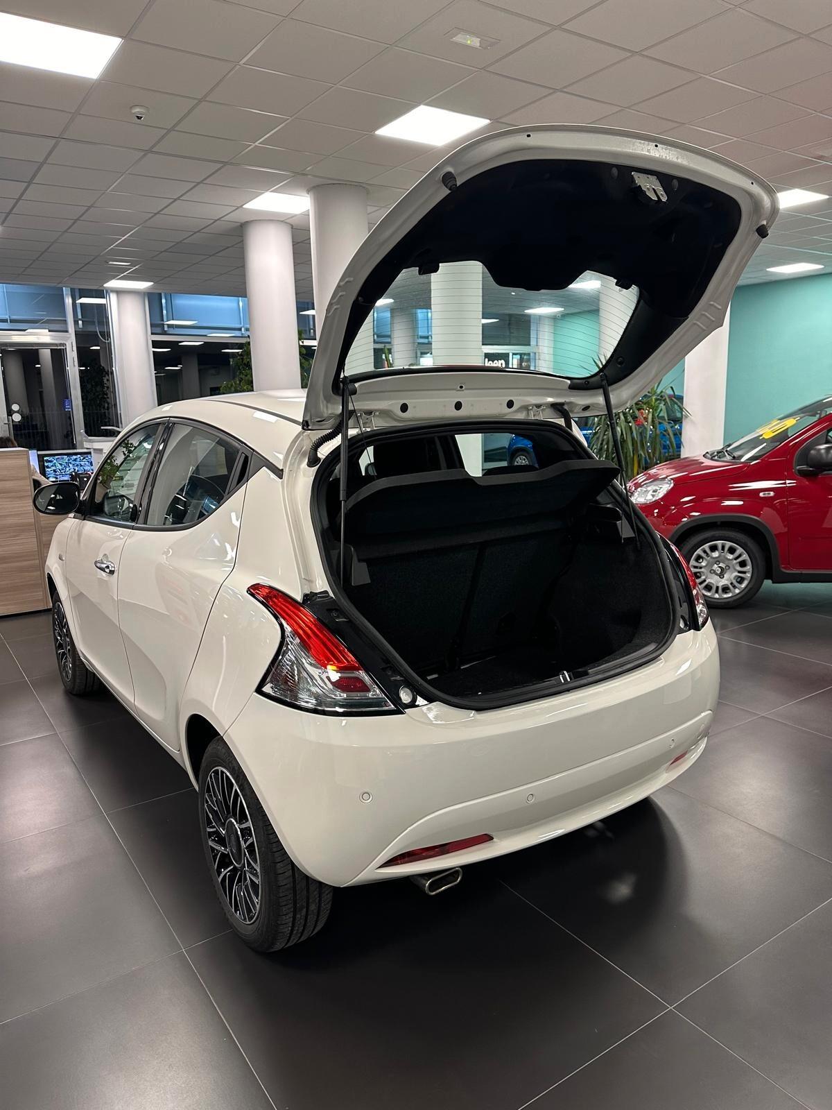 Lancia Ypsilon 2024 km 0 aziend PLATINO