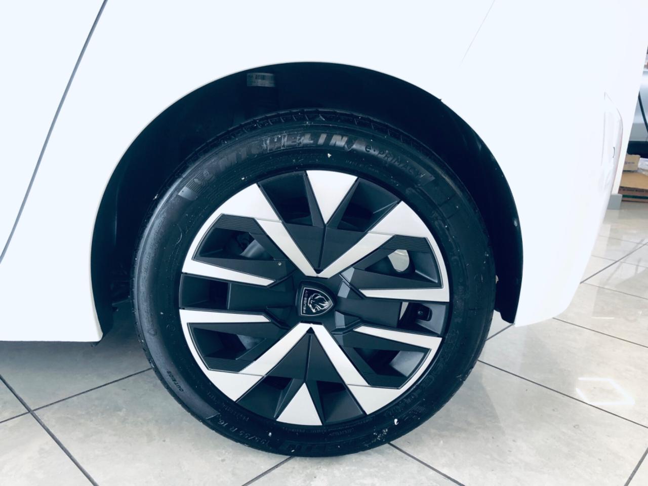 Peugeot 208 1.2 benzina neopatenti 15mila km