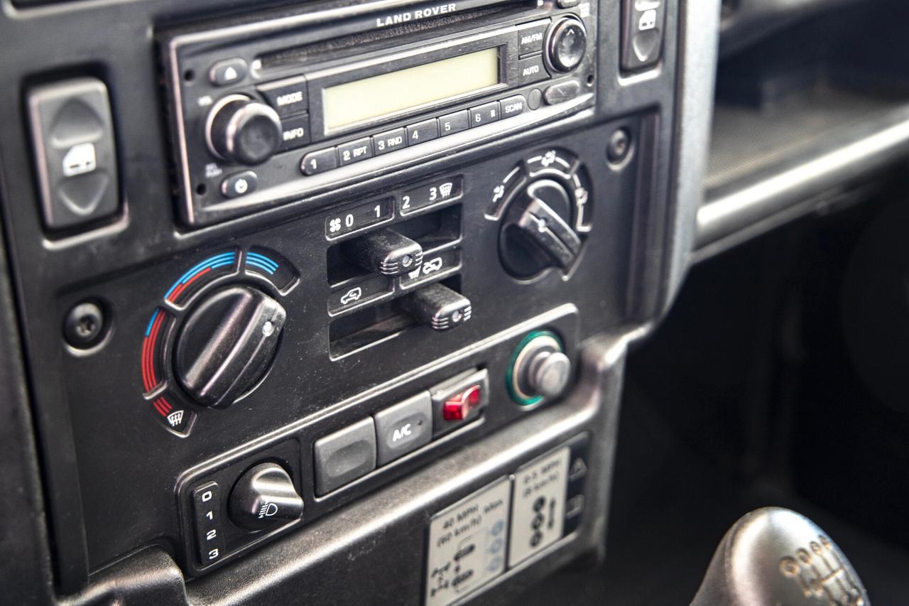 Land Rover Defender 90 2.4 TD4 Station Wagon S