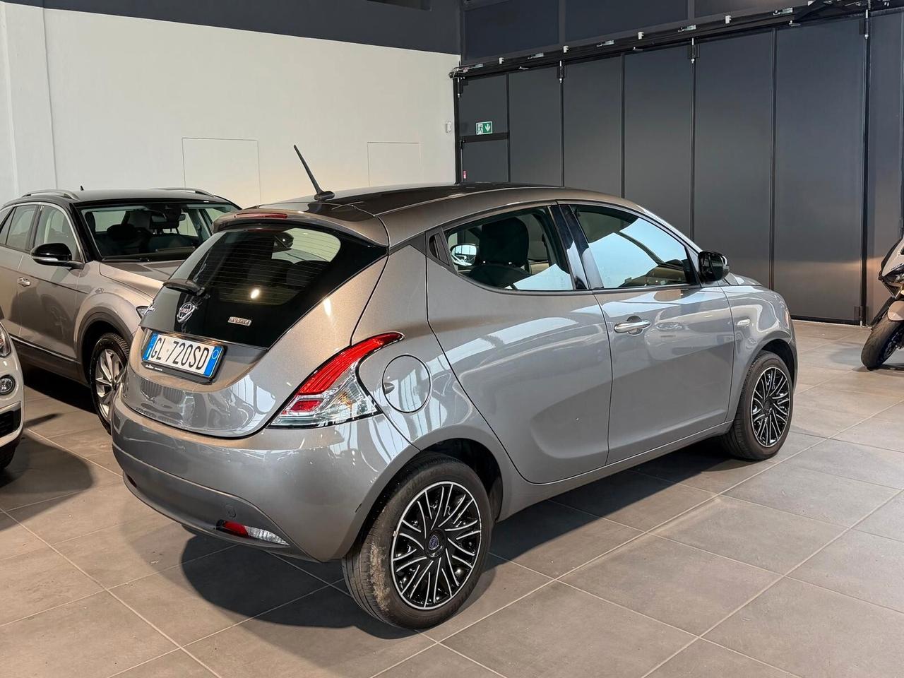 Lancia Ypsilon 1.0 FireFly 5 porte S&S Hybrid Silver Plus