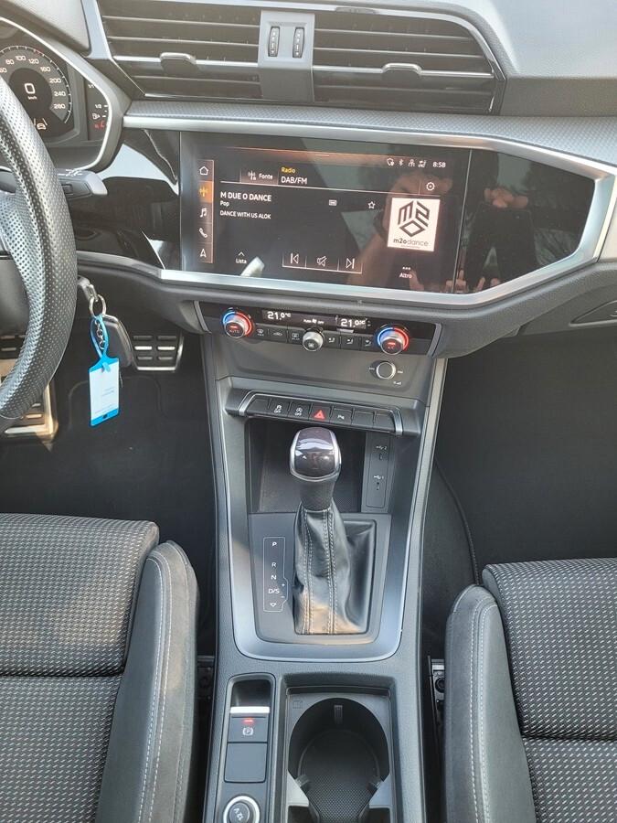 Audi Q3 35 TFSI S tronic Business interni s-line