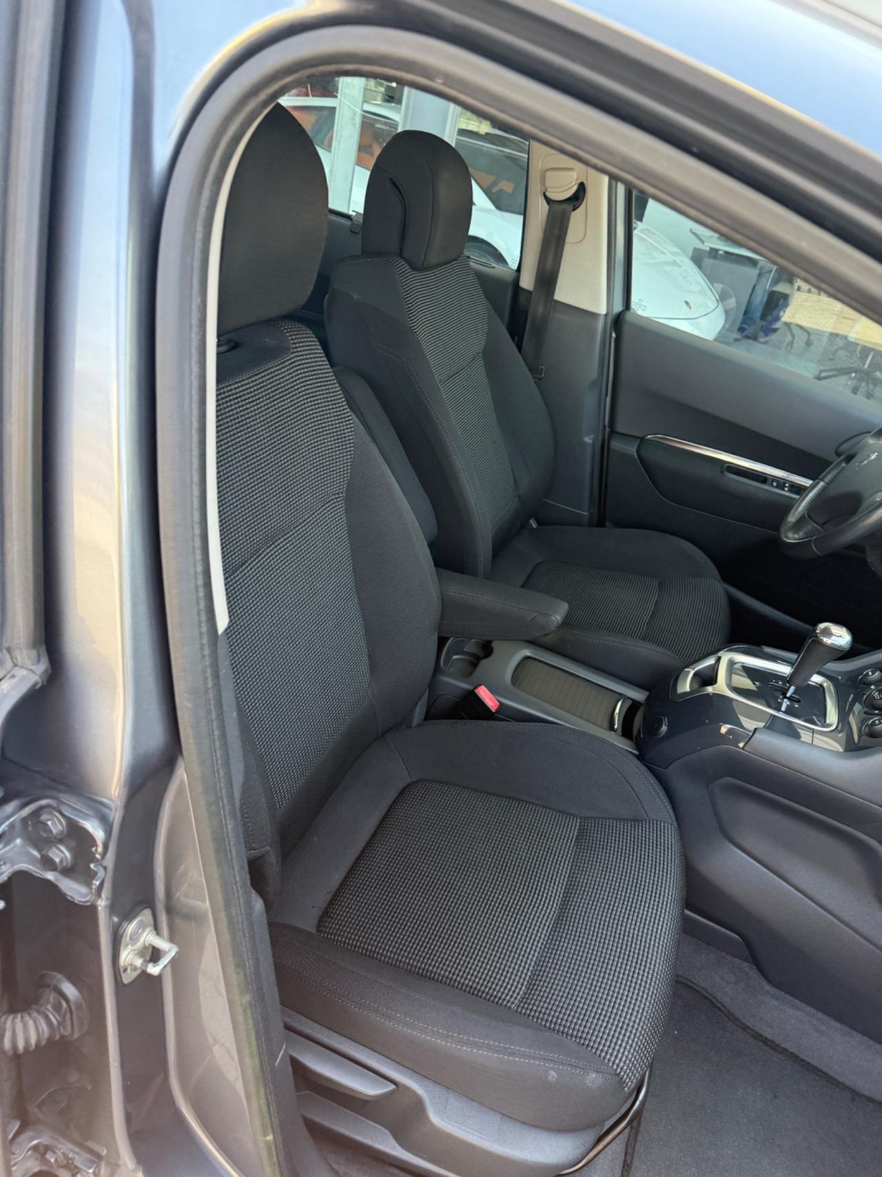 Peugeot 5008 1.6 e-HDi 112CV Stop&Start cambio robotizzato Féline