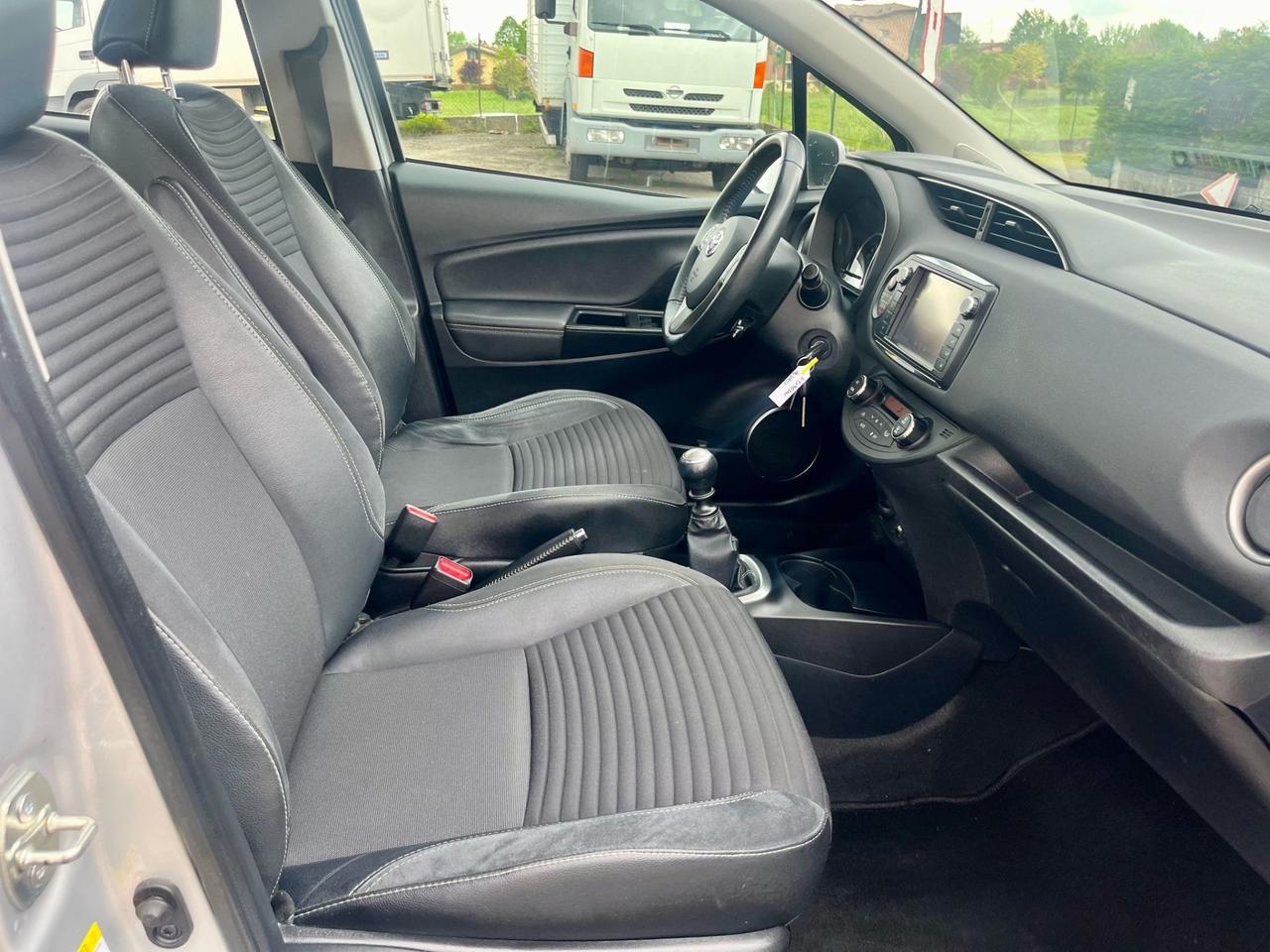 Toyota Yaris 1.3benz 2015 90.000km perfetta per neopatentati