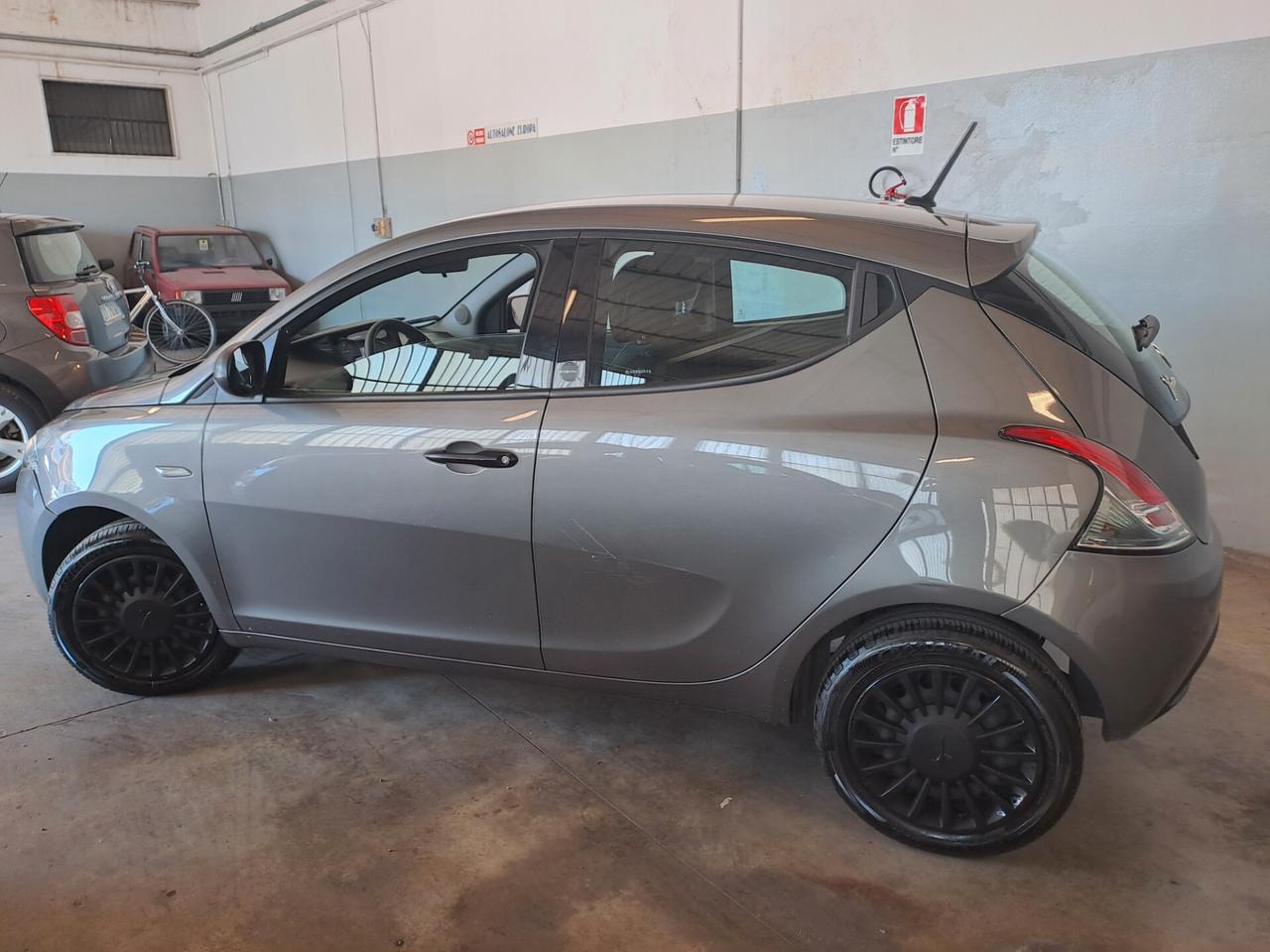 Lancia Ypsilon 1.0 FireFly 5 porte S&S Hybrid Ecochic Silver