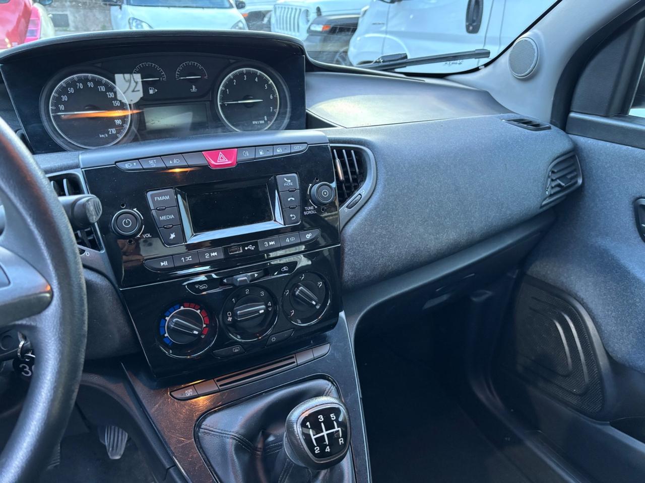 Lancia Ypsilon 0.9 TwinAir 85 CV 5 porte Metano Ecochic Silver