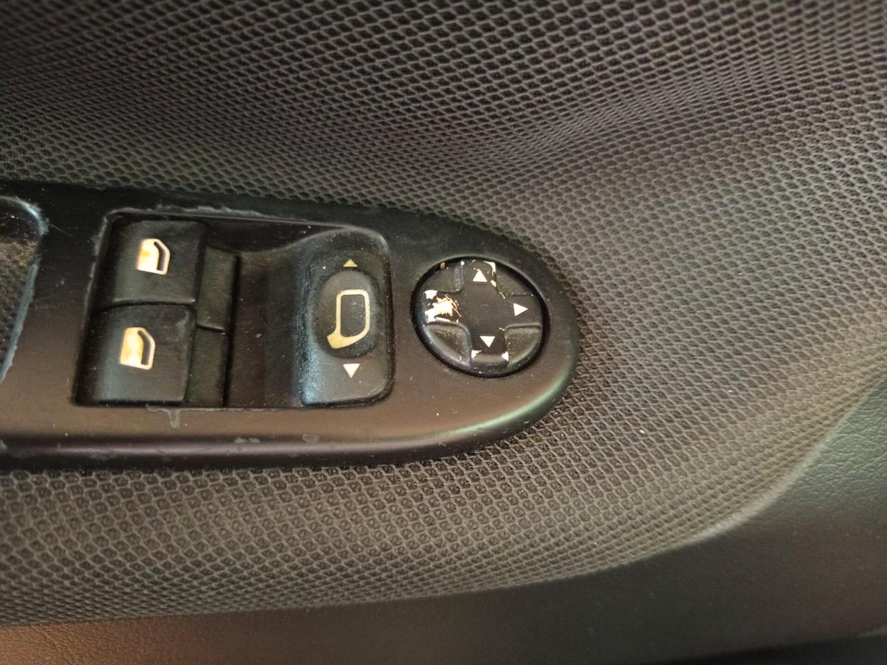 Peugeot 207 1.6 HDi 110CV CC Féline