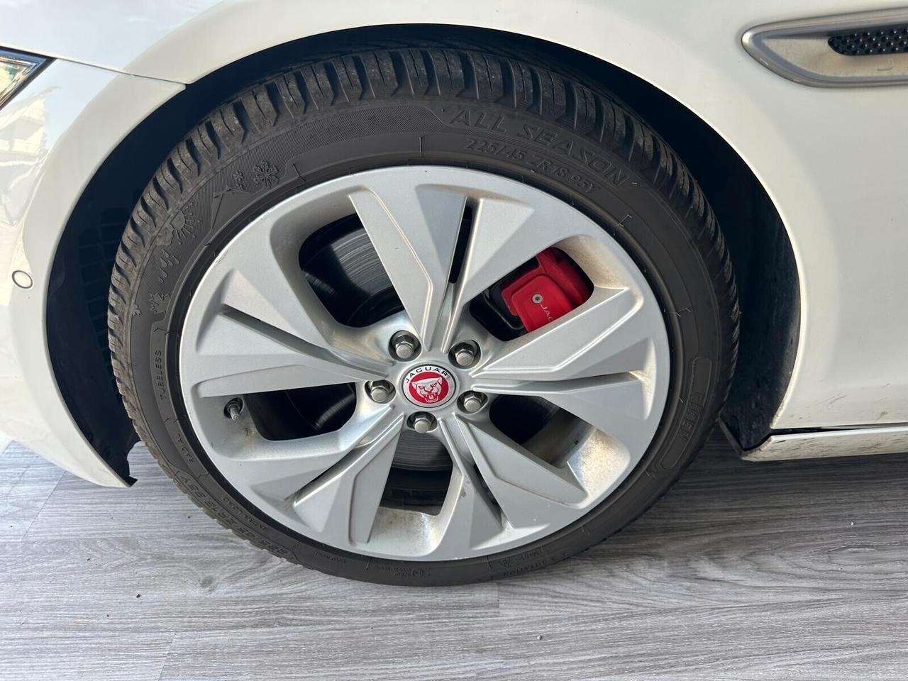 Jaguar XE 2.0 D 180 CV aut. SE