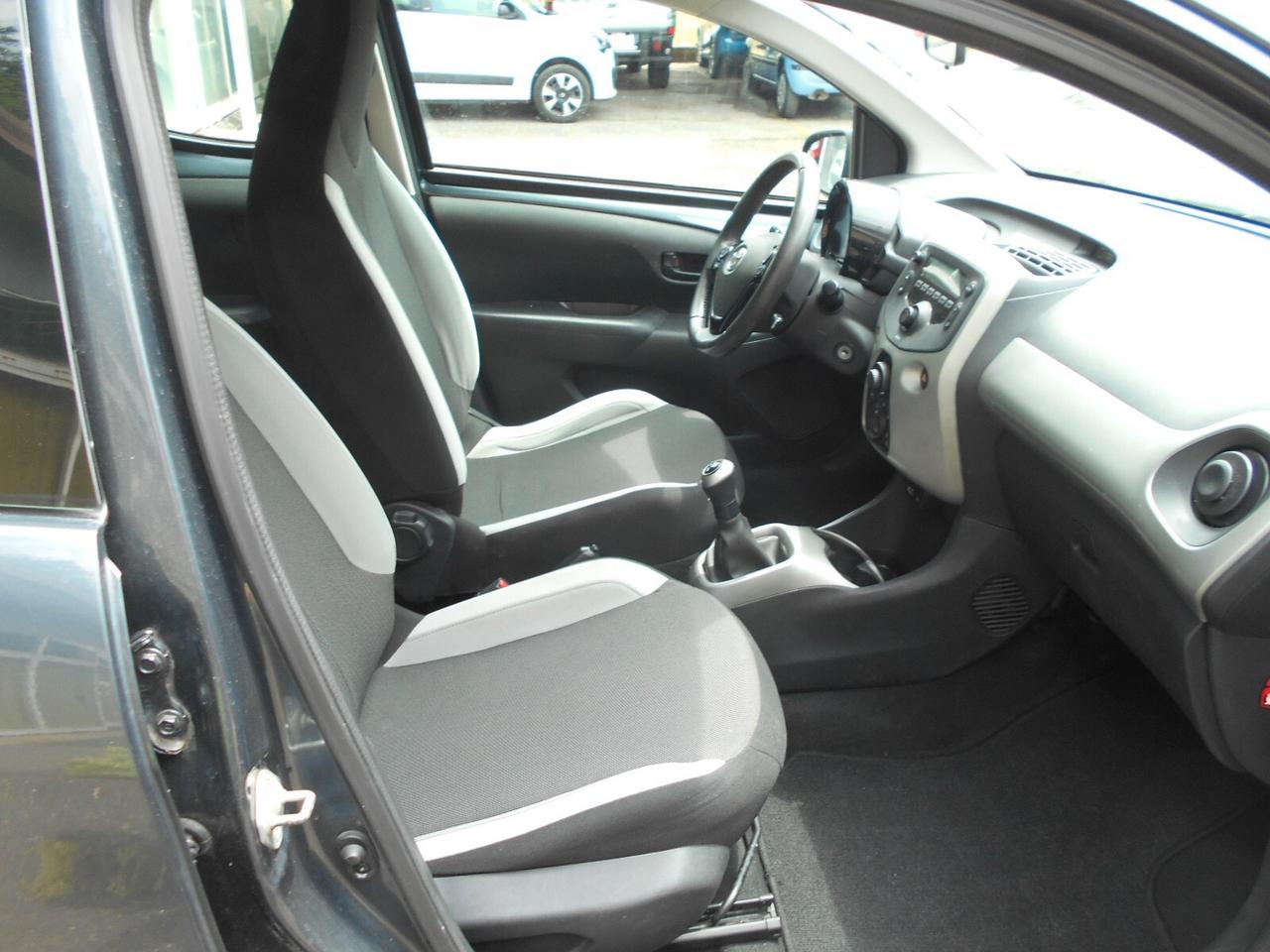 Toyota Aygo 1.0 5 porte Lounge Connect euro 5 neo patentati