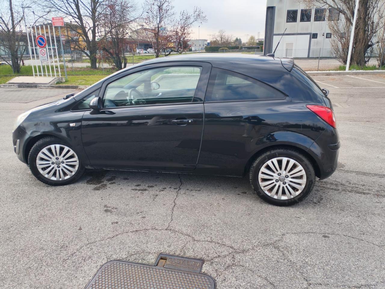 Opel Corsa 1.2 3 porte b-color