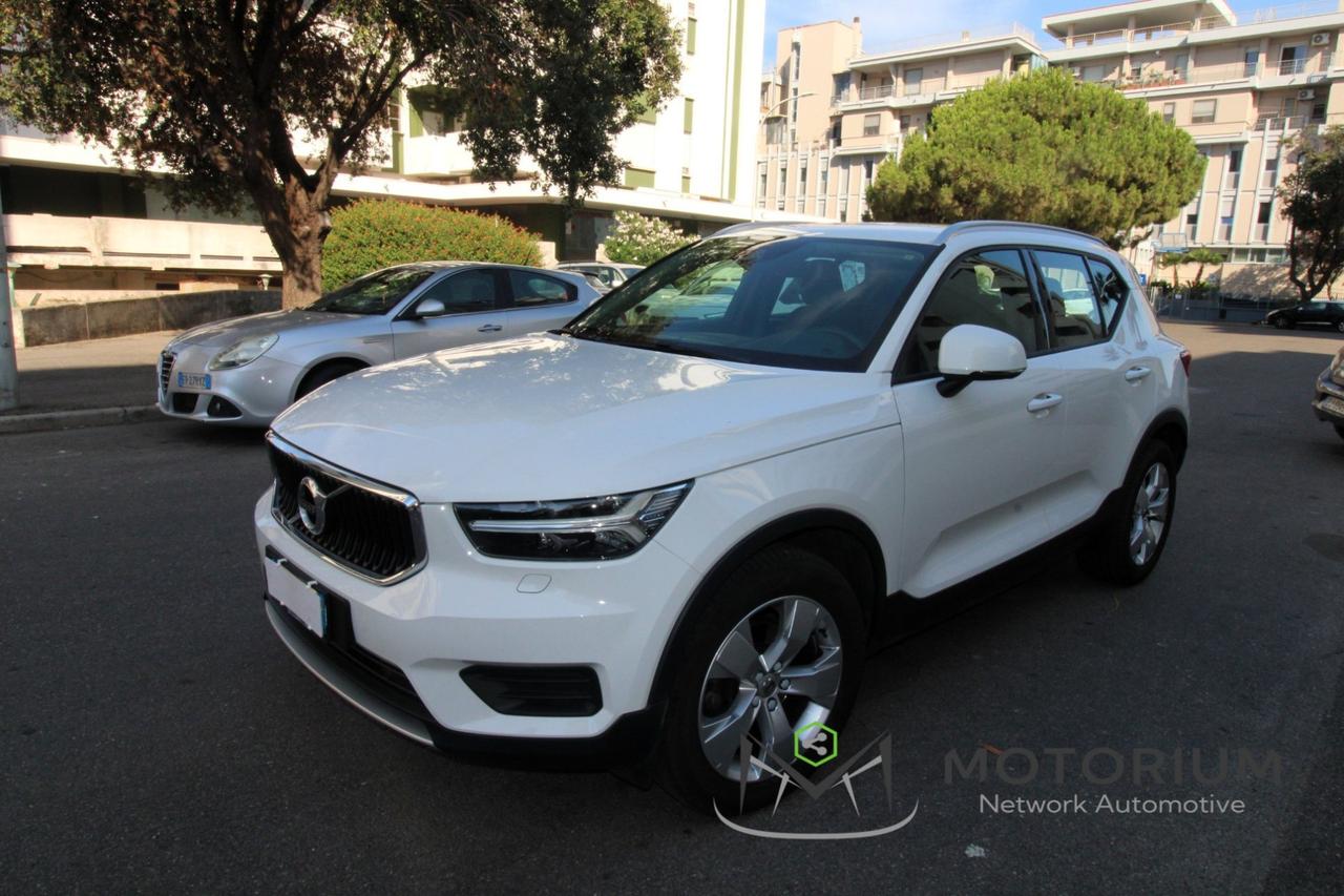 VOLVO XC40 MOMENTUM