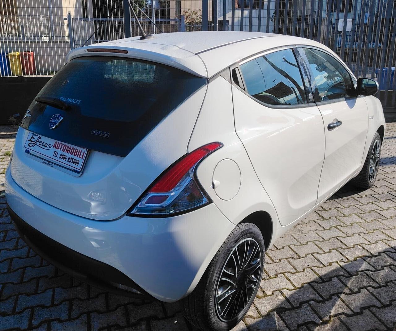 Lancia Ypsilon 1.0 FireFly 5 porte S&S Hybrid Ecochic Silver