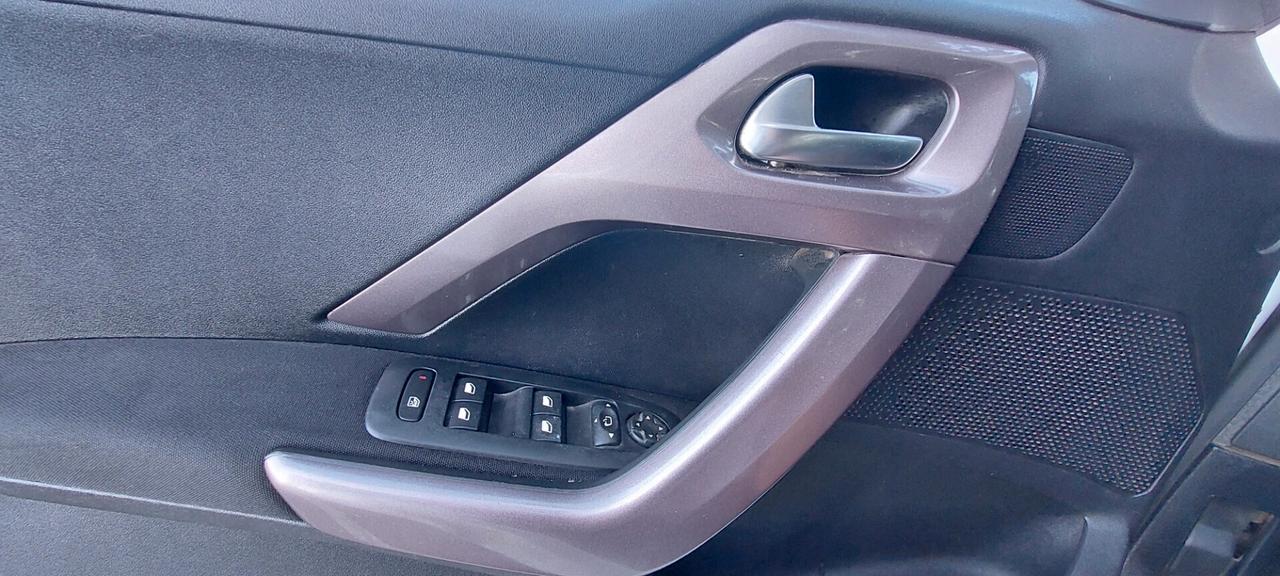 PEUGEOT 2008 1,2 BENZINA GIUDABILE DA NEOPATENTATI TELEFONO NAVIGATORE IMPECCABILE