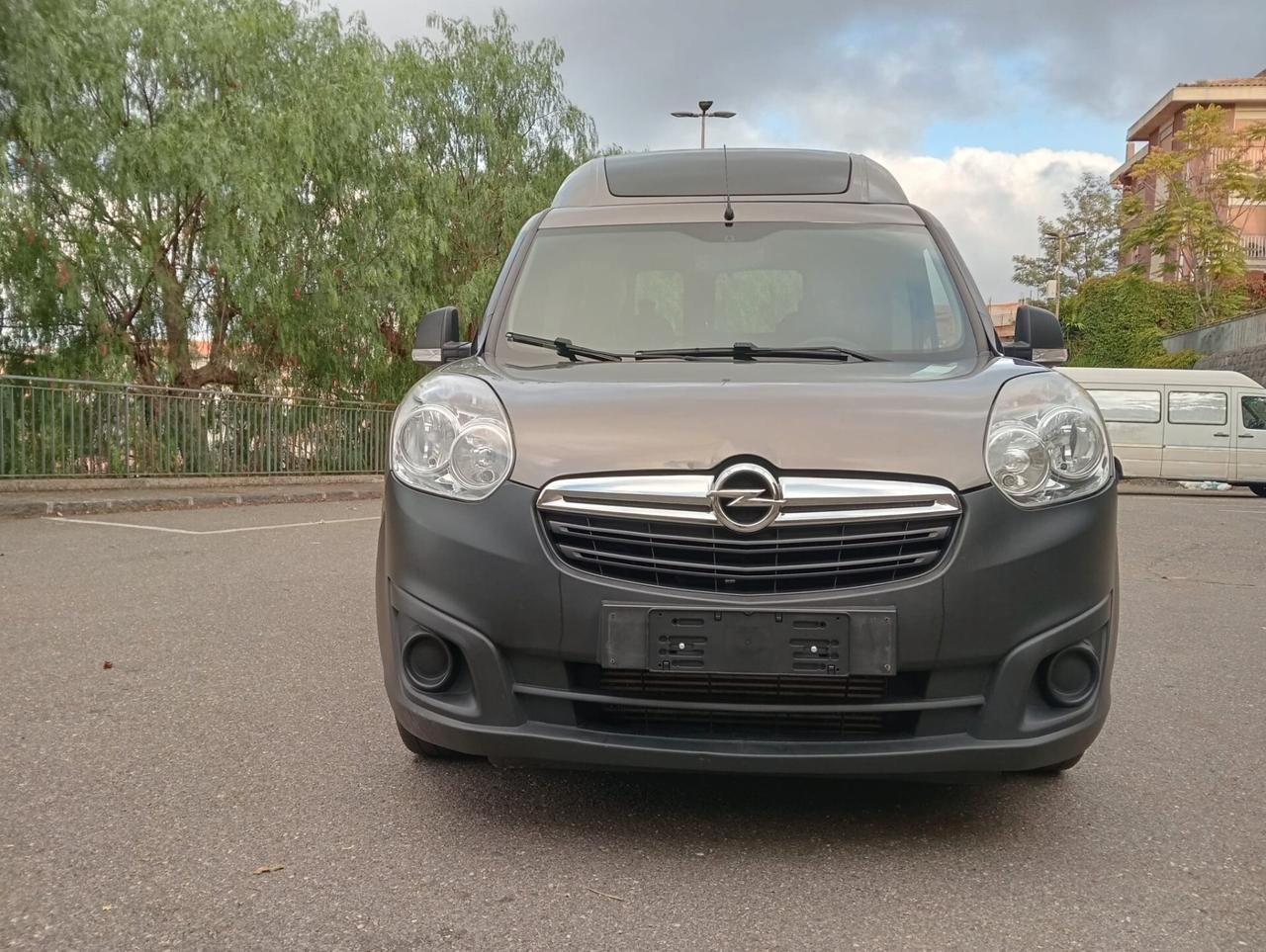 Opel Combo sollevatore elettrico trasporto disabili