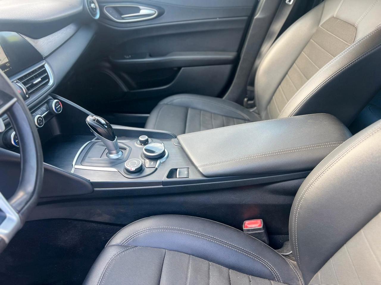 Alfa Romeo Giulia 2.2JTDM 180CV ALLESTIMENTO VELOCE FULL