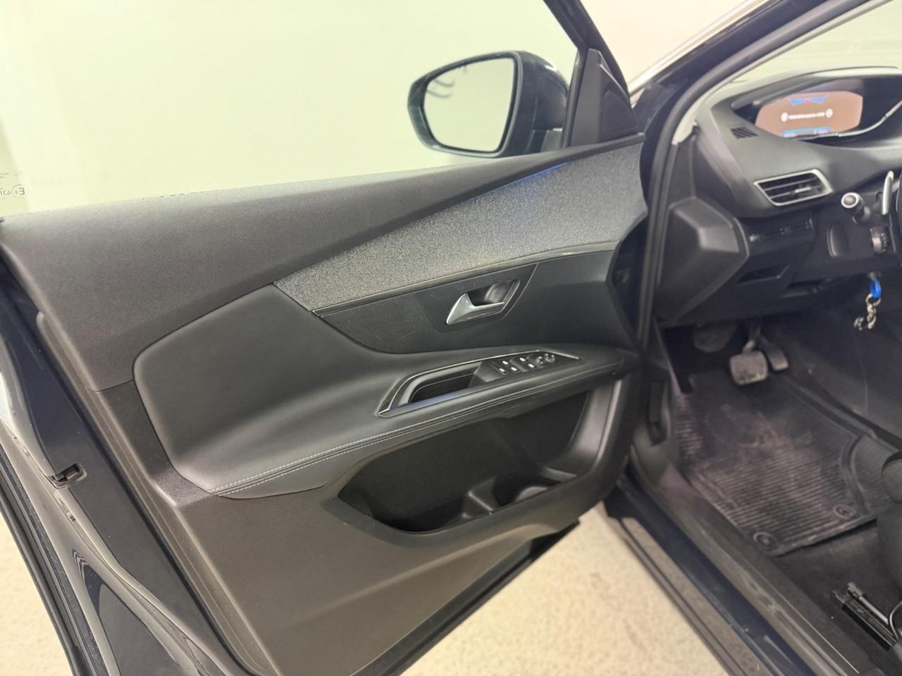 PEUGEOT 3008 CAMBIO AUTOMATICO (anno 2020)