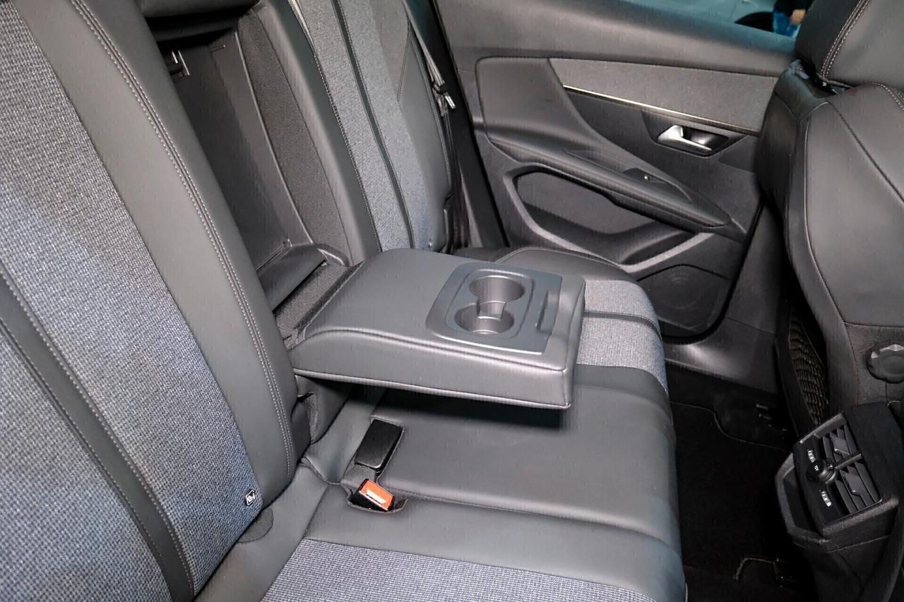Peugeot 3008 ALLURE 12ooT 130 cv COCKPIT LED/NAV