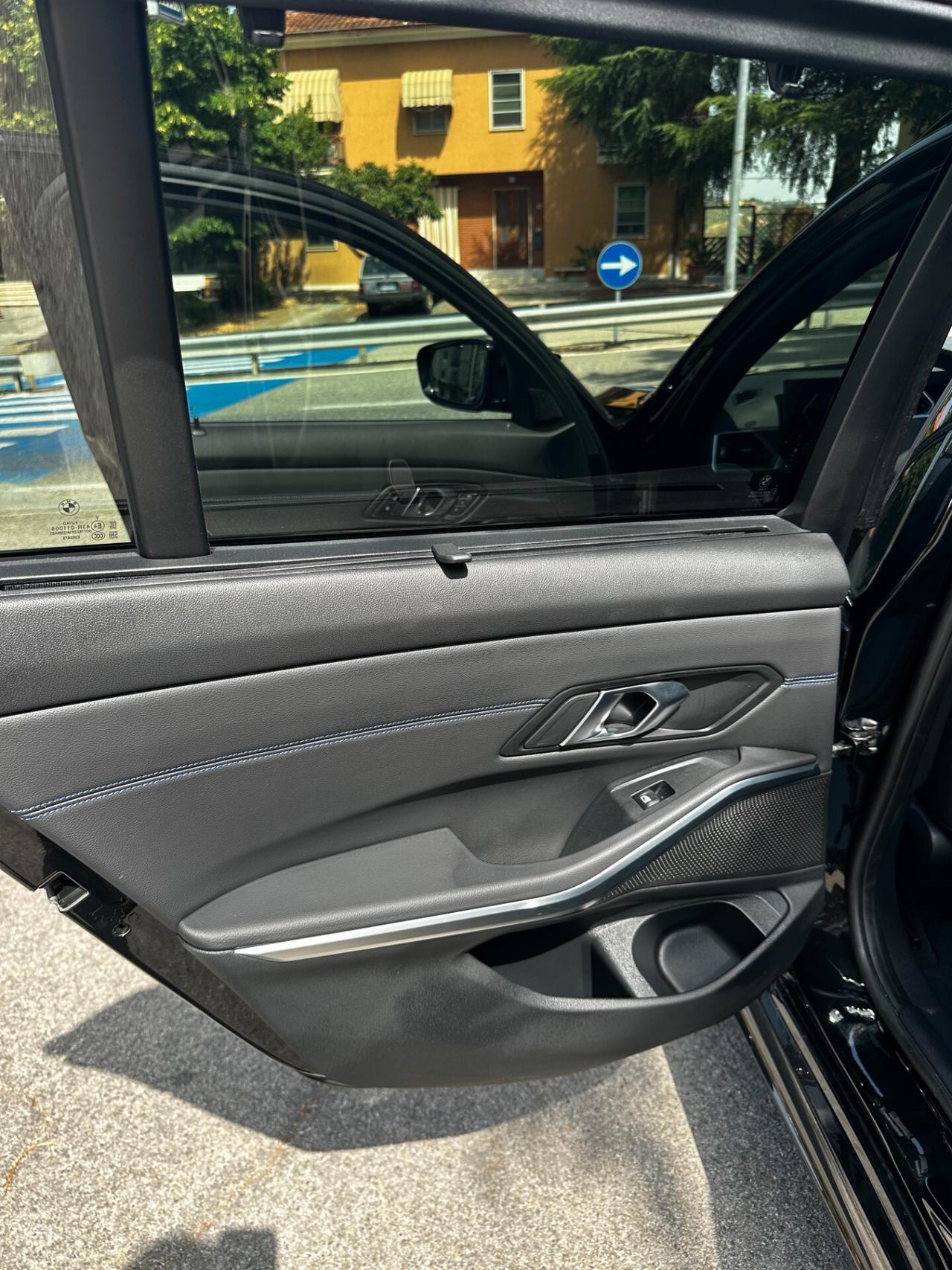 Bmw 318 d Touring M SPORT_PANORAMA_TOTAL BLACK_FARI oLED_HEAD-UP 320