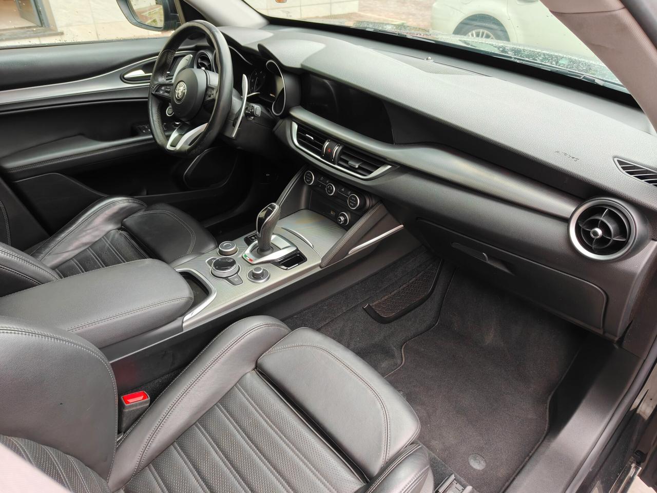 Alfa Romeo Stelvio Q4 Veloce total black