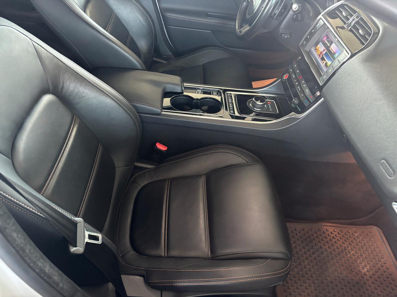 Jaguar XE 2.0 D Turbo 180CV aut. Prestige Business Edition