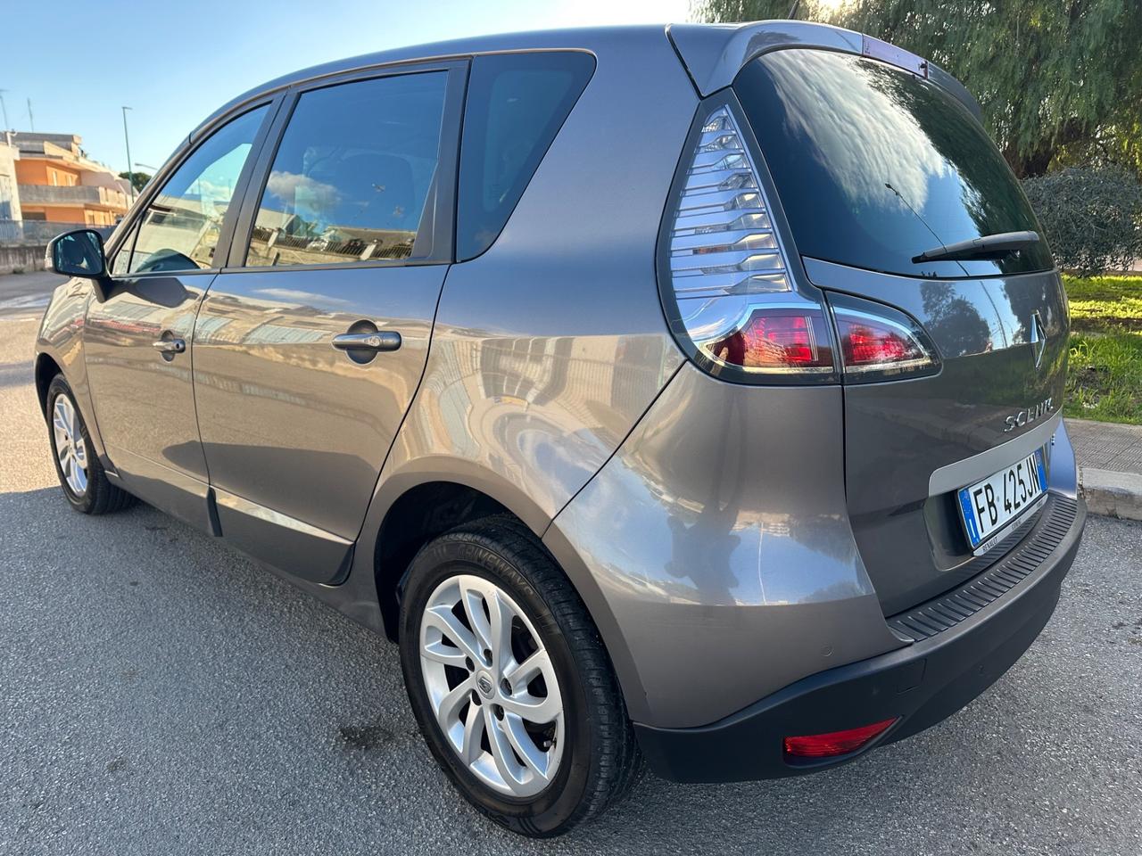 Renault SCENIC 1.5 dCi 110CV 2015 - TOM TOM