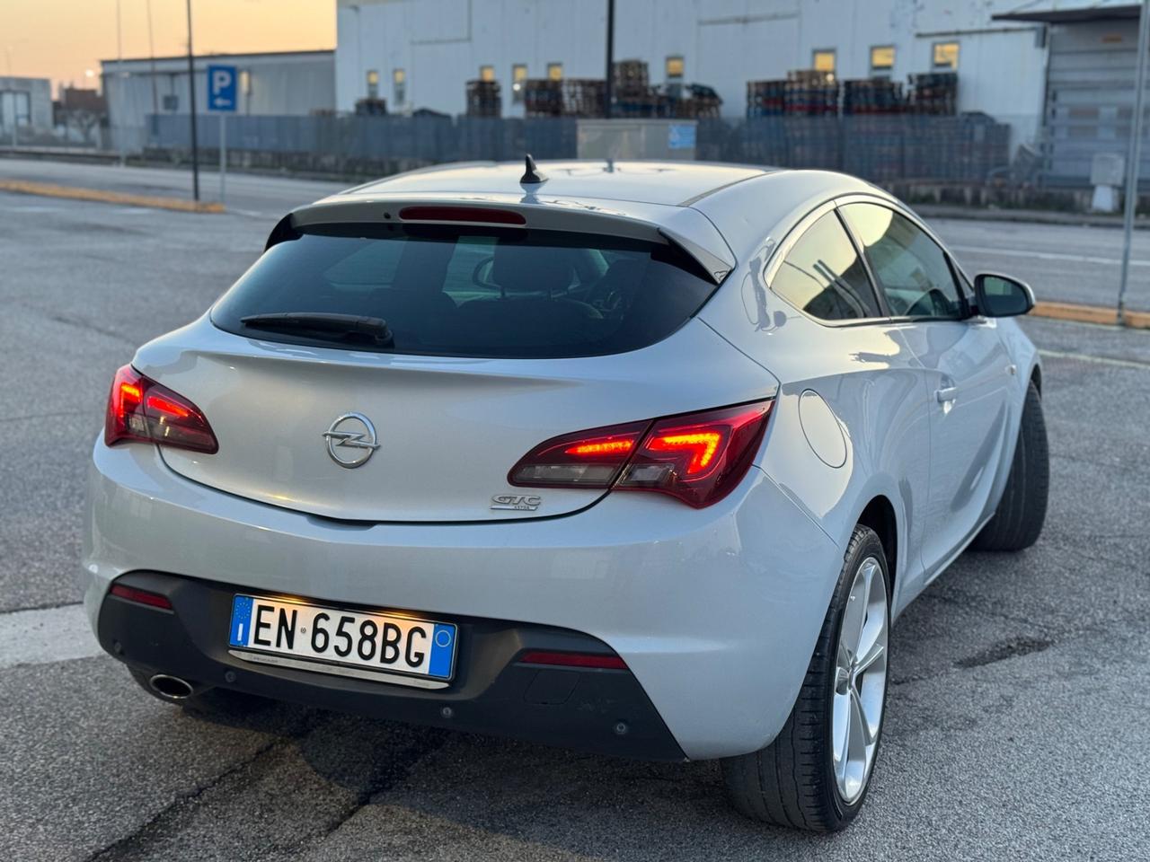 Opel Astra GTC 2.0 CDTI 165CV Cosmo