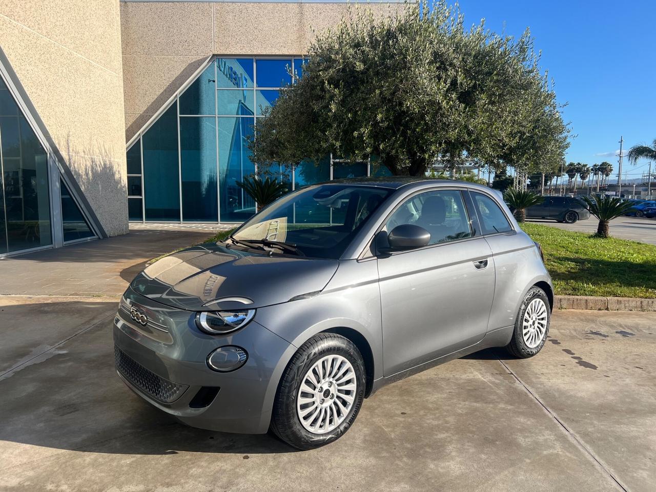 Fiat 500e Berlina 42 kWh La Prima possibilità noleggio no scoring