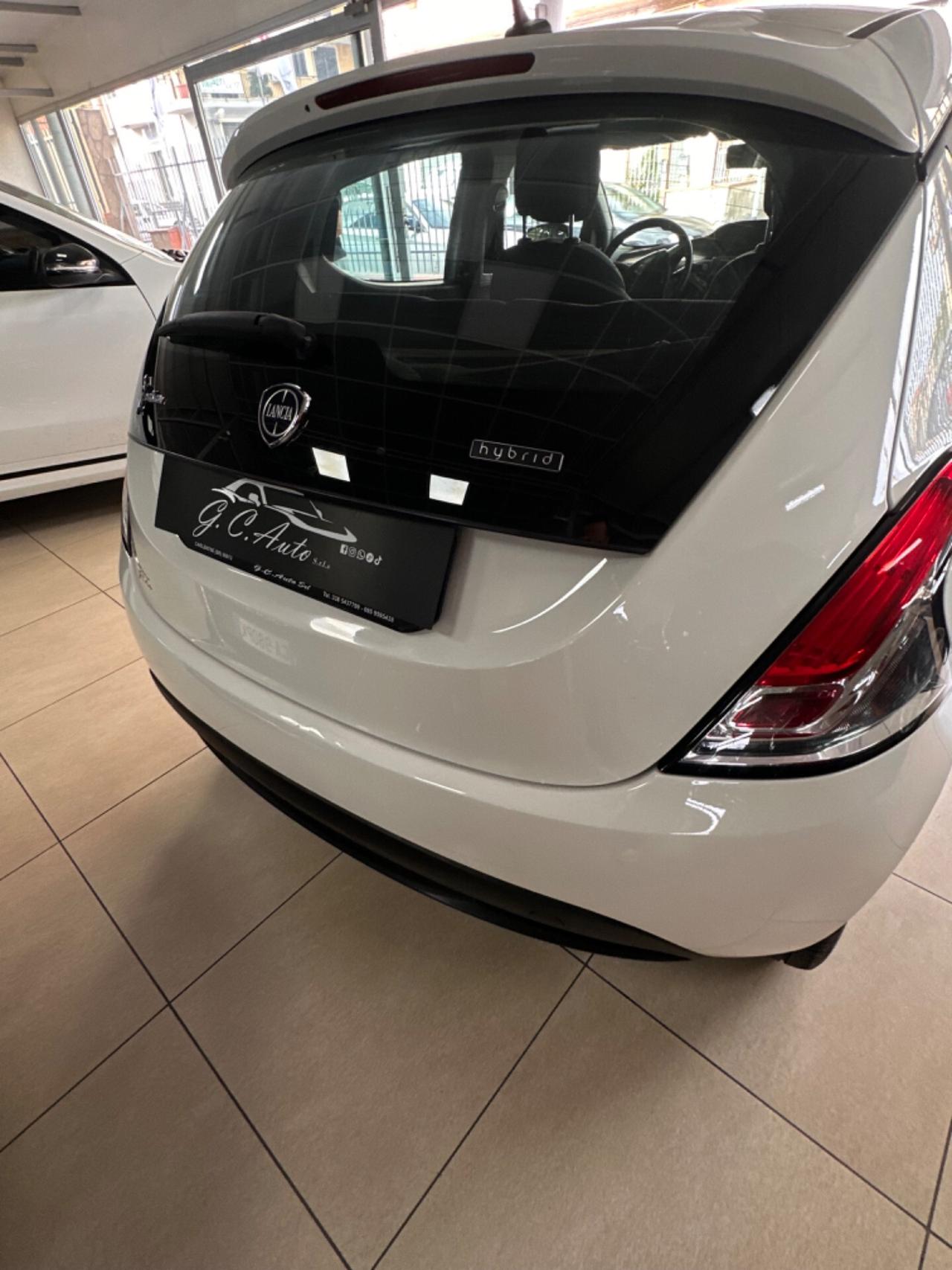 Lancia Ypsilon 1.0 FireFly 5 porte S&S Hybrid Ecochic Silver