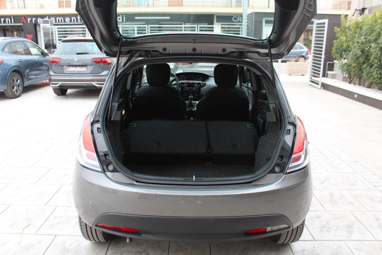 Lancia Ypsilon 1.0 FireFly 5 porte S&S Hybrid Ecochic Silver
