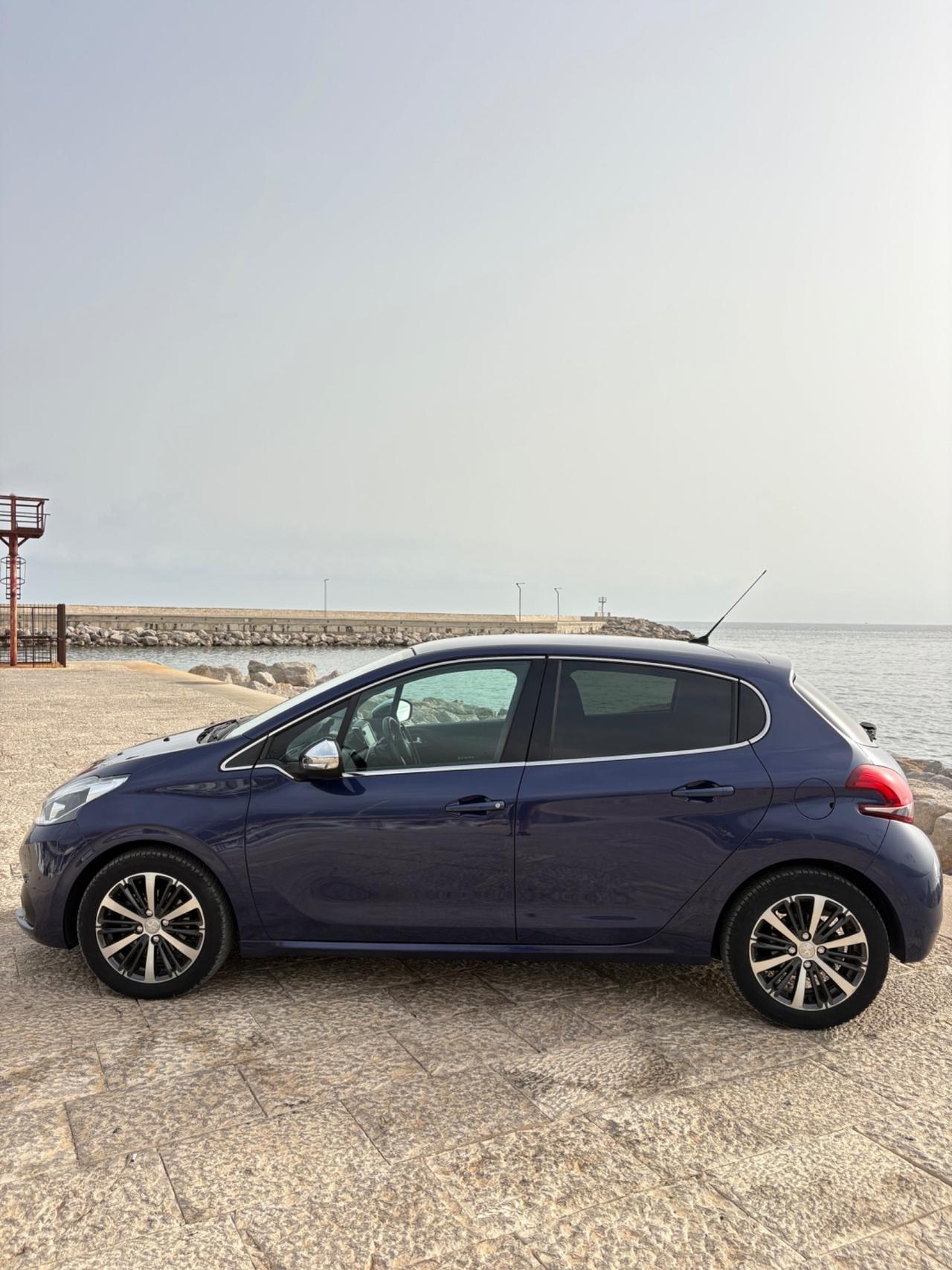 Peugeot 208 già omologata per disabili Allure