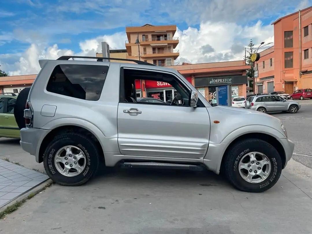 Mitsubishi Pajero 3.2 16V DI-D 3p. GLS2 Autocarro