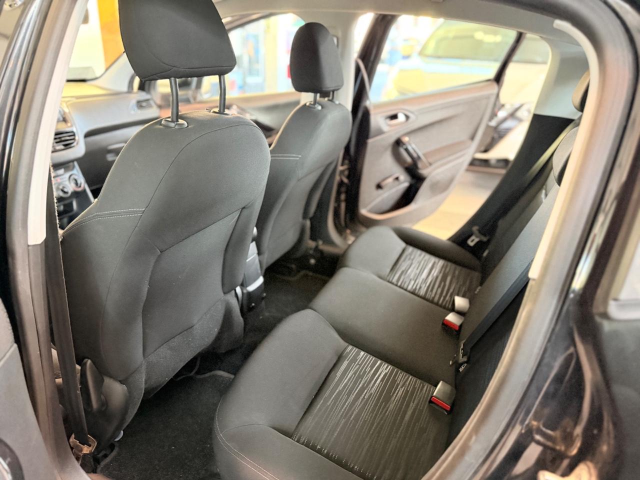 Peugeot 208 1.4 HDi 68 CV 5 porte Allure