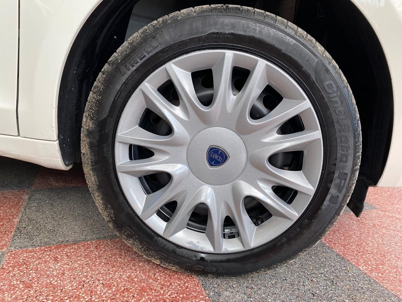 Lancia Ypsilon 1.0 Hybrid Silver
