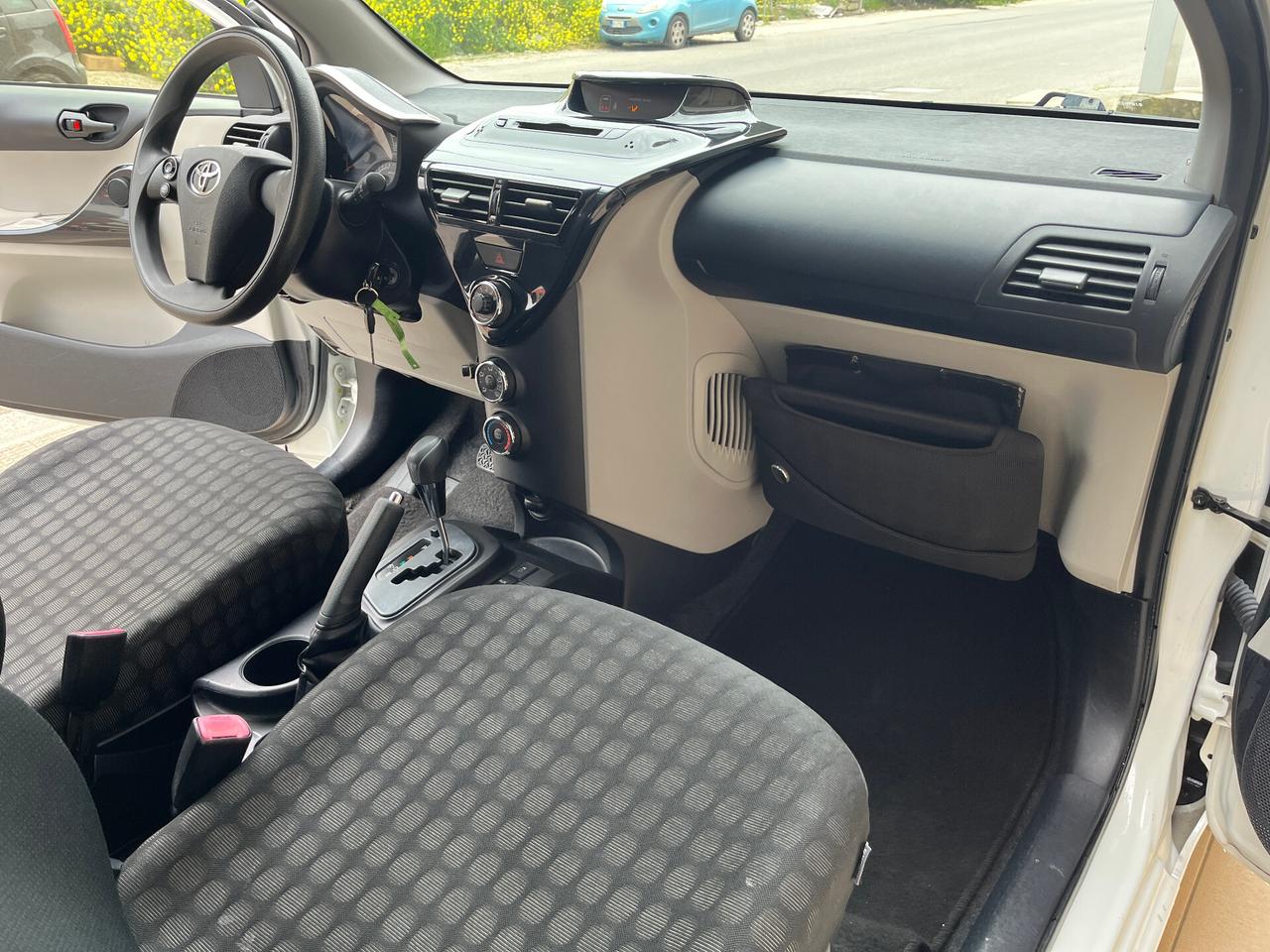 Toyota iQ 1.0 CVT 68cv Automatica