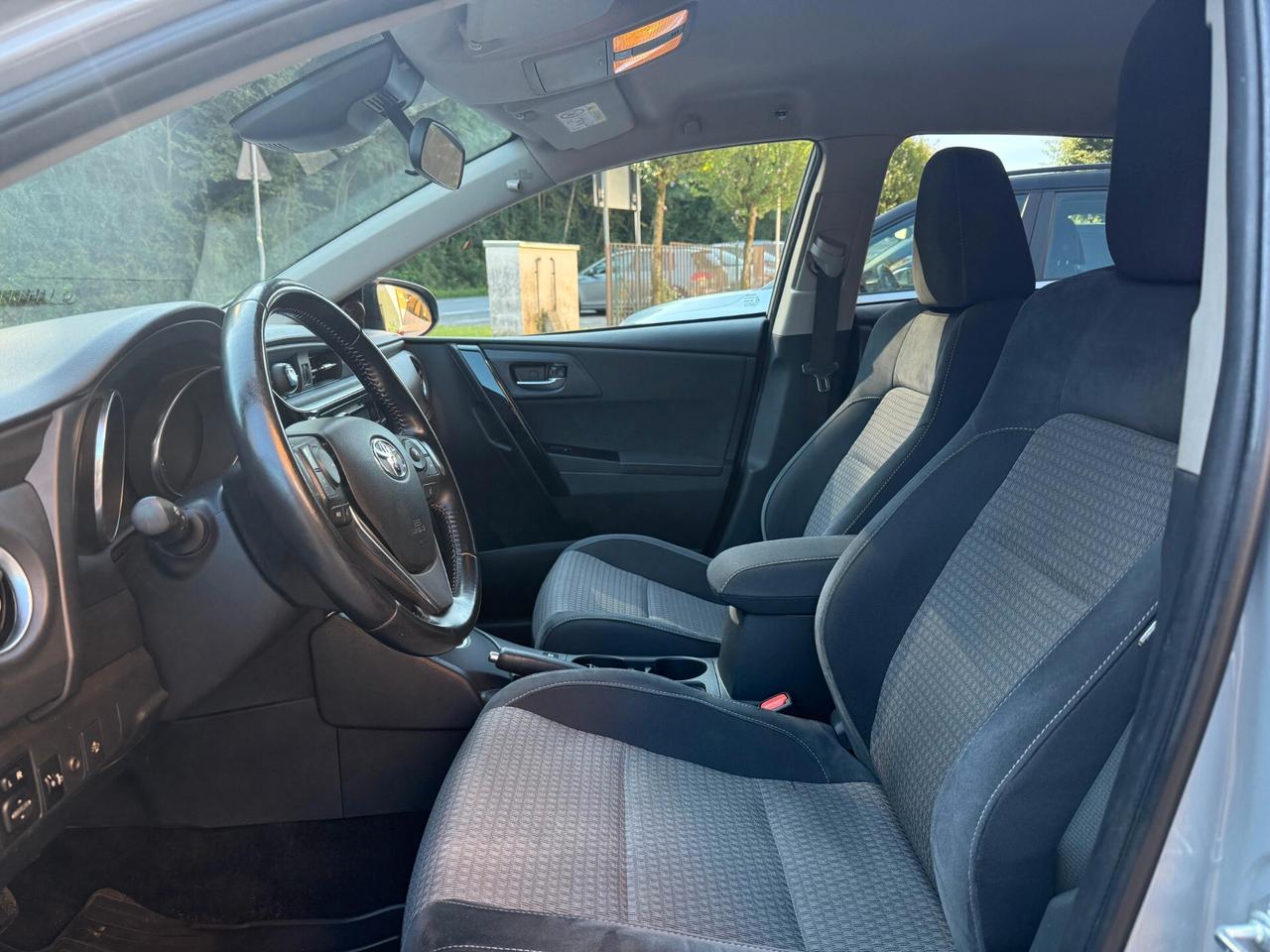 Toyota Auris 1.8 Hybrid Lounge Automatica