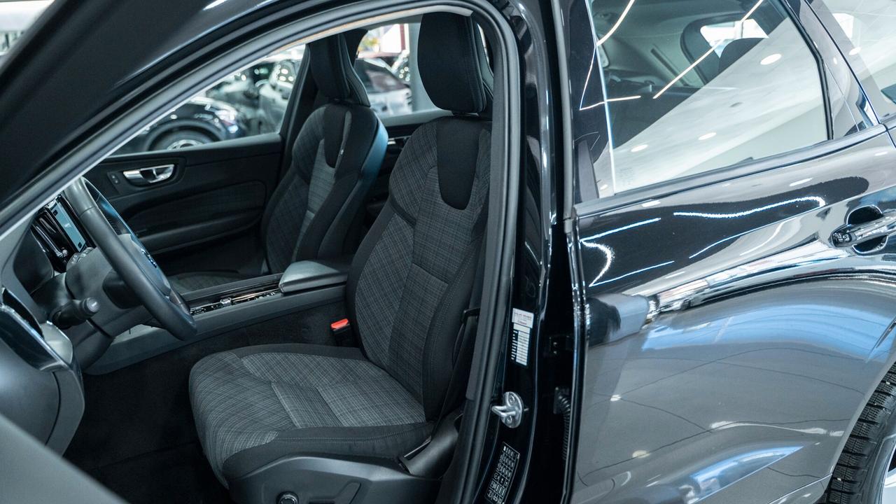 Volvo XC 60 XC60 B4 D 2.0 GEARTRONIC MOMENTUM SPORT LED NAVI FULL OPTIONAL