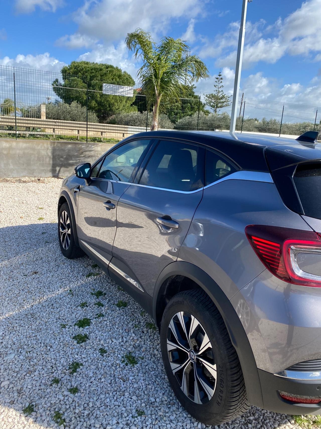 Renault Captur TCe 90 CV Techno compresa di passaggio