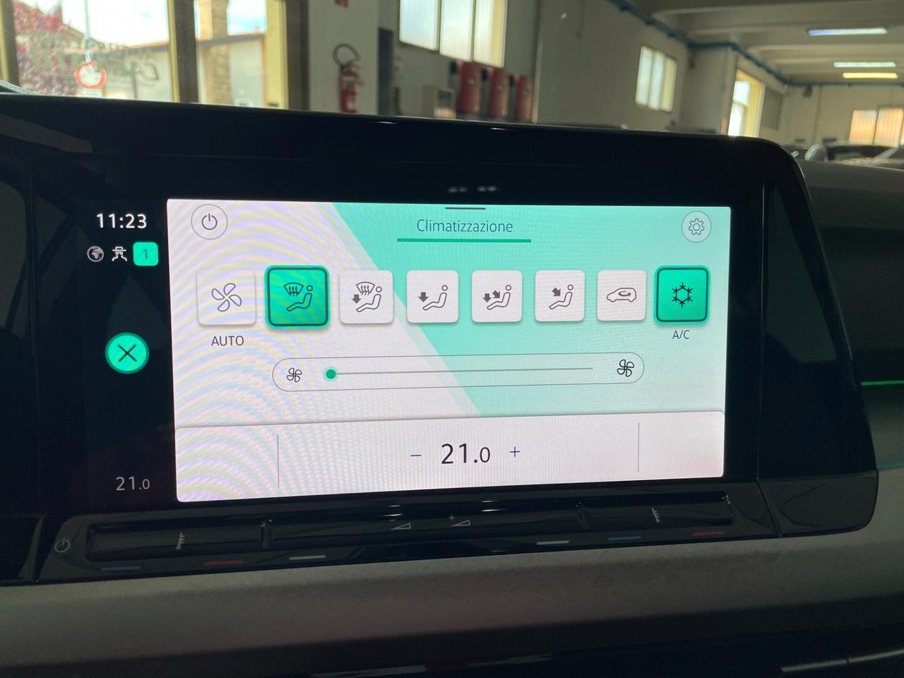 Volkswagen Golf 1.0 eTSI EVO DSG Life Cerchi17 Luci ambient