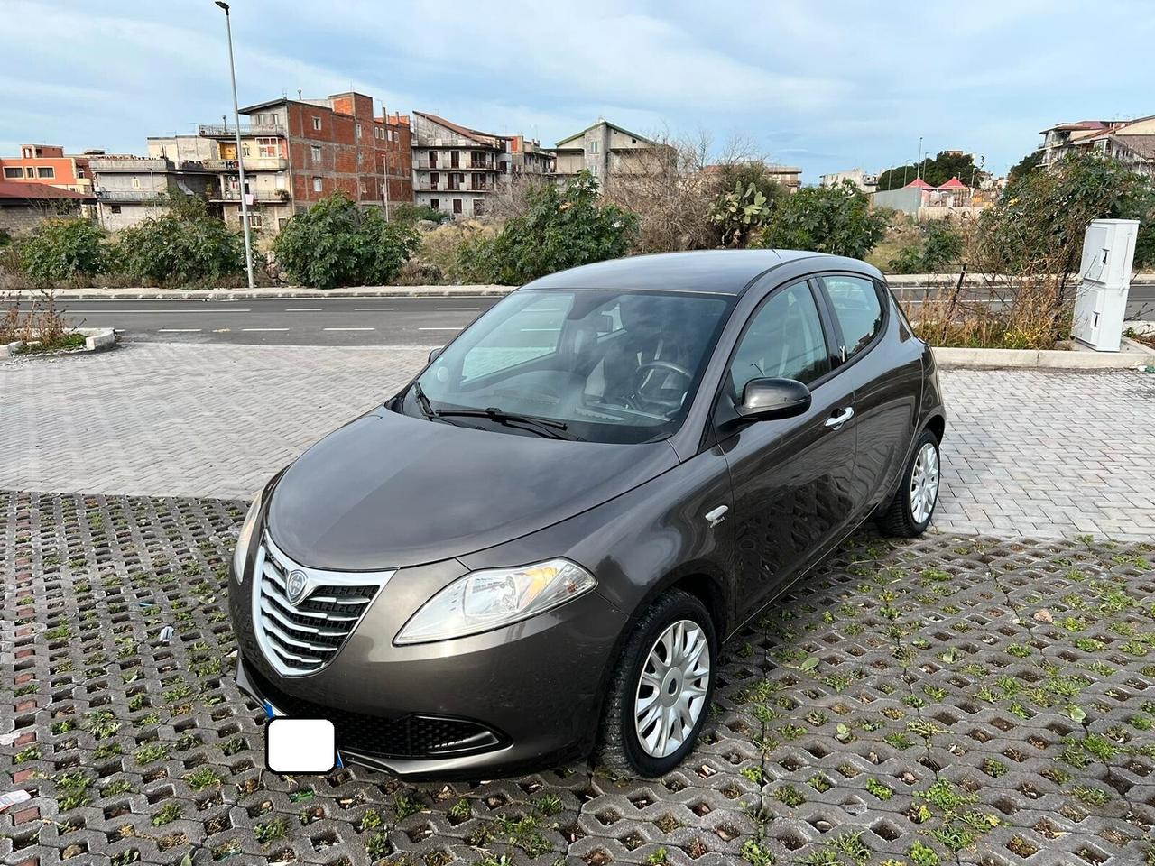 Lancia Ypsilon 1.3MLJT A-F-F-A-R-O-N-E 2014