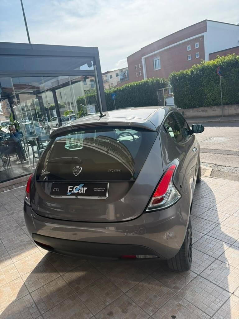 Lancia Ypsilon 1.0 FireFly 5 porte S&S Hybrid Silver