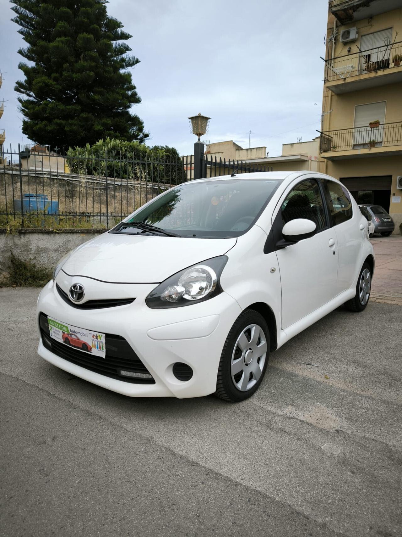 Toyota Aygo 1.0 12V VVT-i 5 porte Active Connect 2013